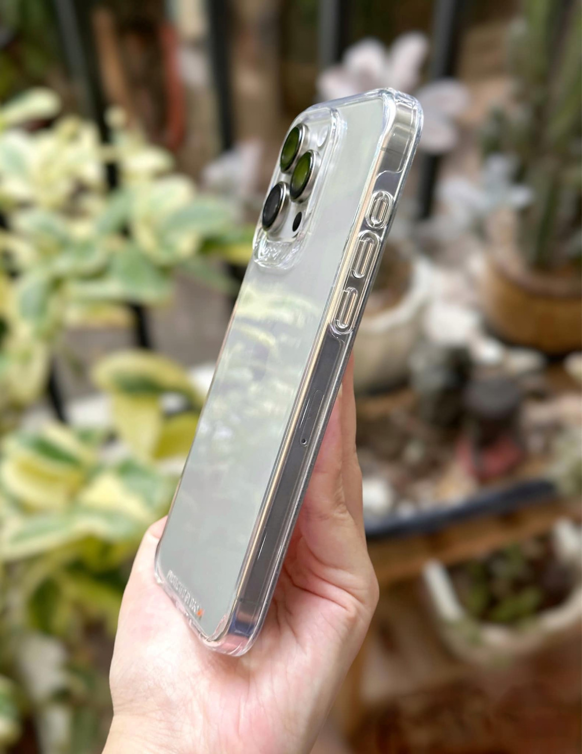 Ốp lưng Gear4 Cry Palace cho iPhone